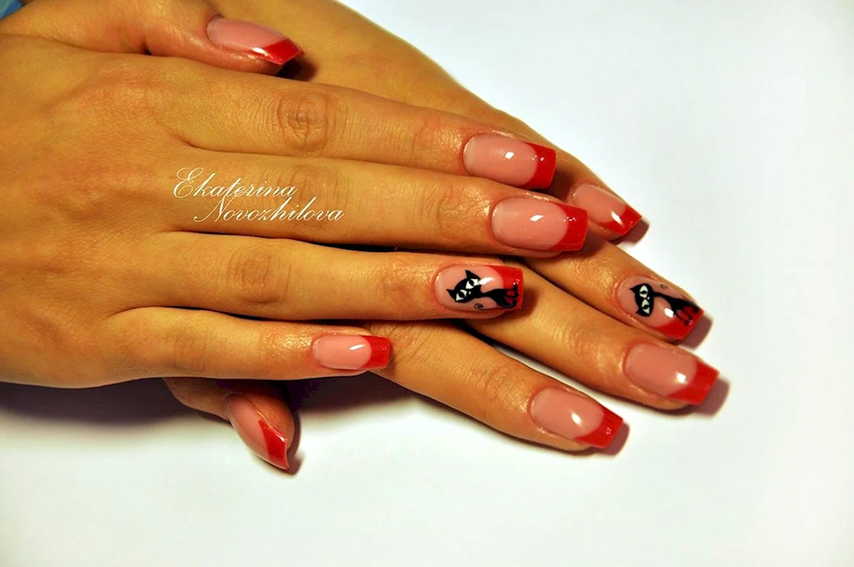Френч на бок на ногтях красный