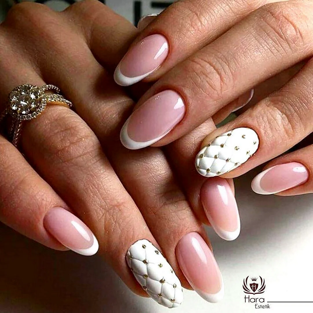 Белый френч на миндалевидных ногтях