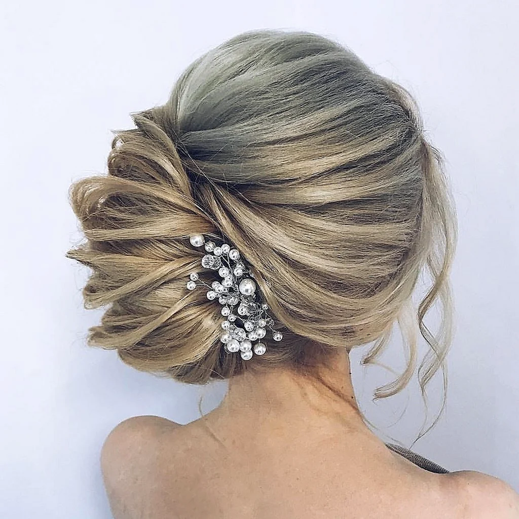 Прическа Ракушка с украшением