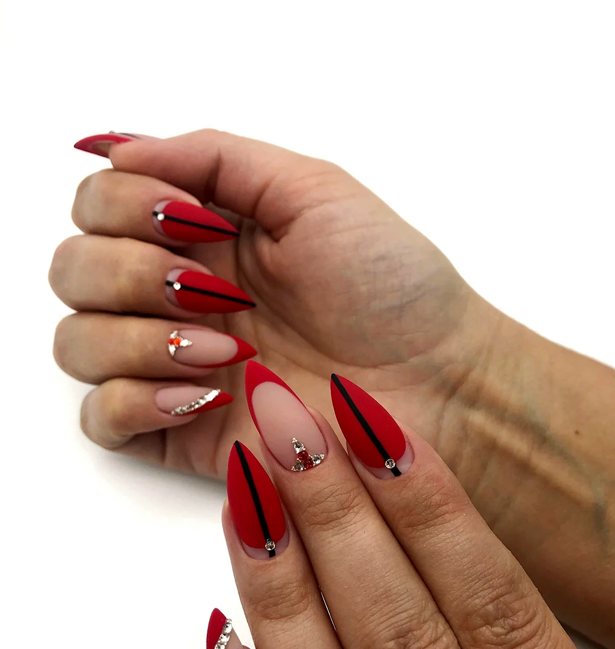 Красный френч на миндалевидных 2022