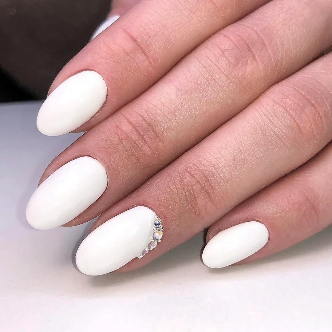 Белый маникюр