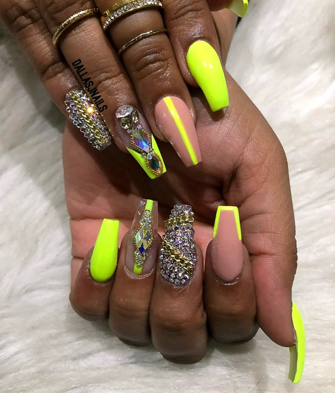 Яркий маникюр со стразами