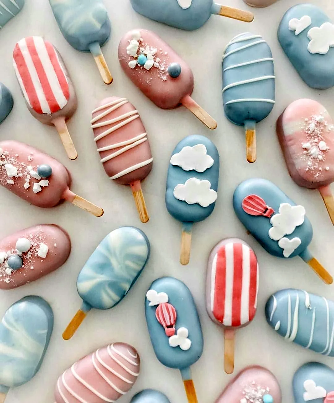 Пирожные в виде мороженого на палочке