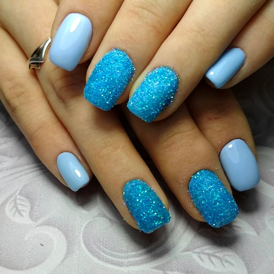 Голубой маникюр