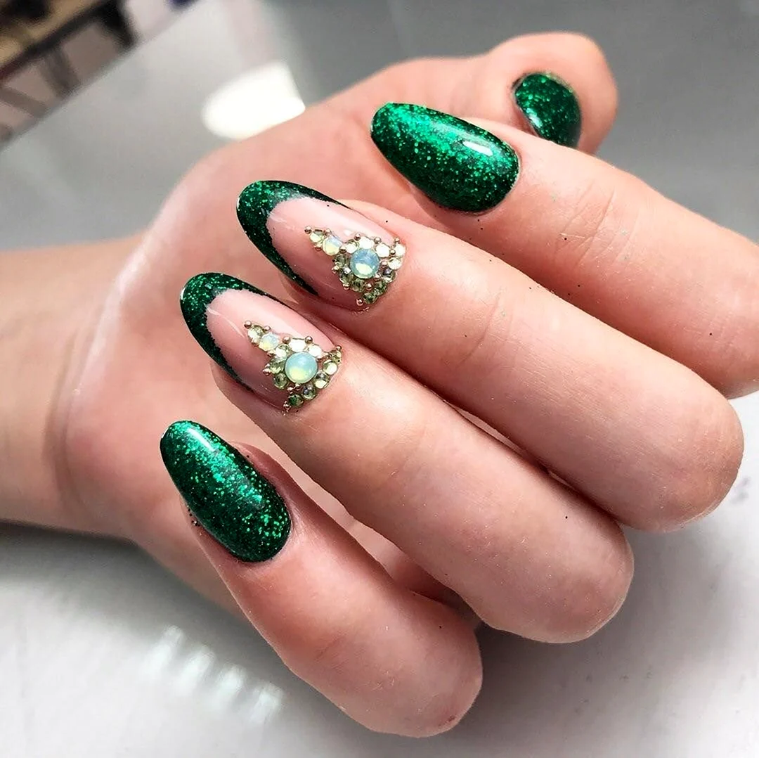 Зелёный маникюр 2022 модные френч