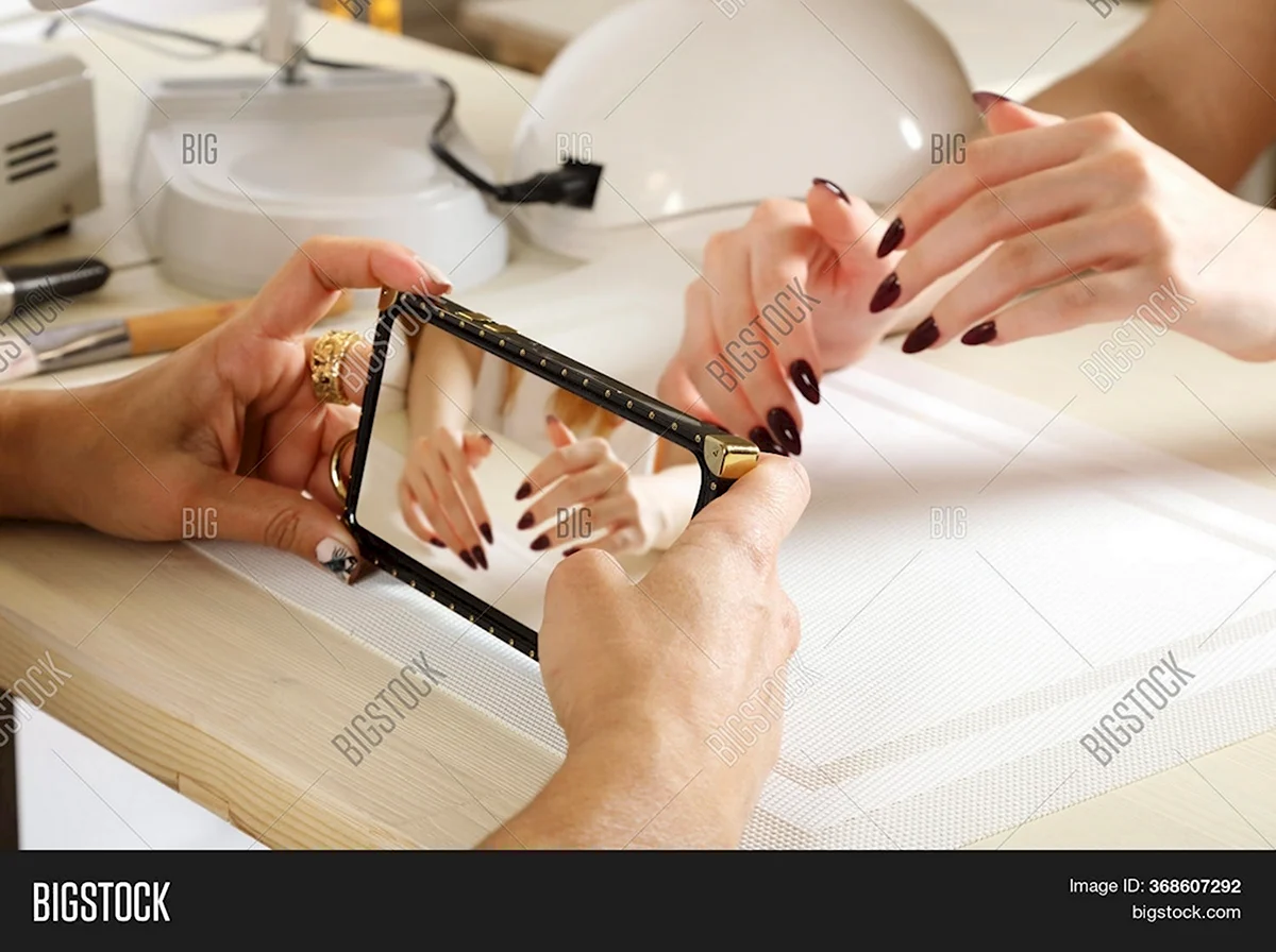 Мастер фотографирует маникюр