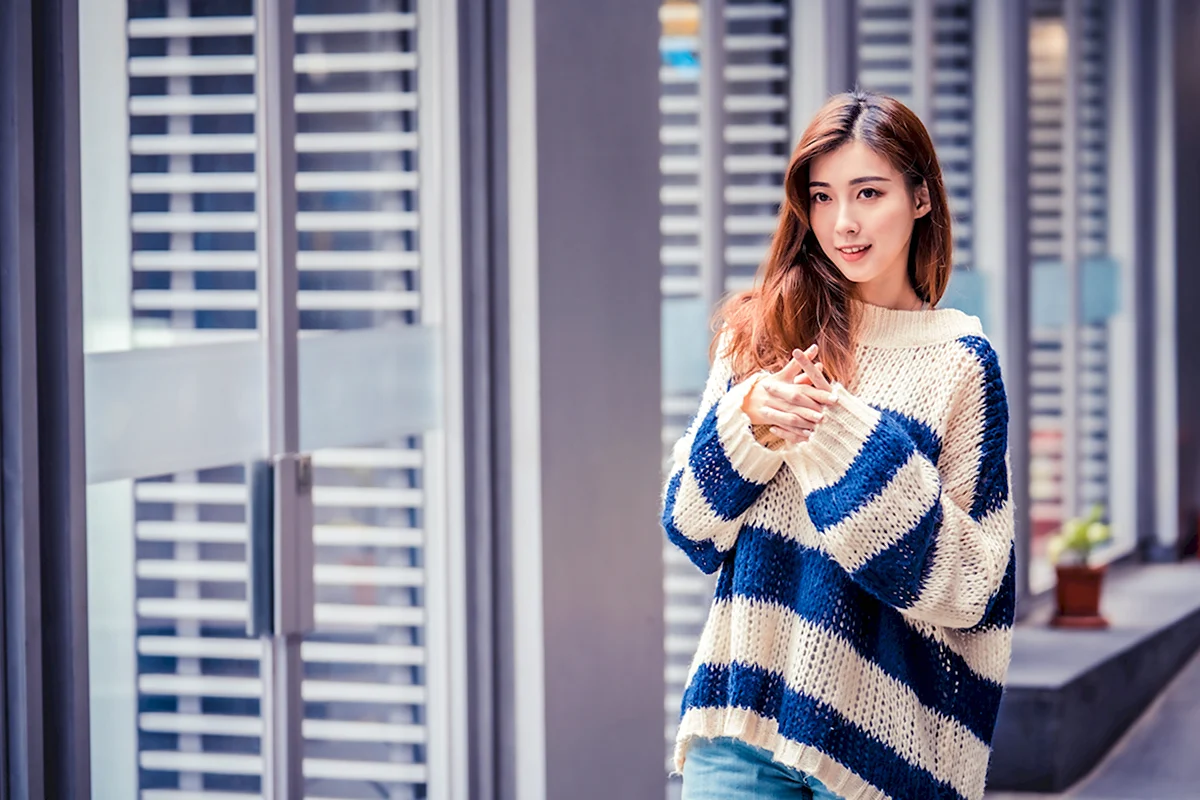 Джессика Альба в свитере и гольфах