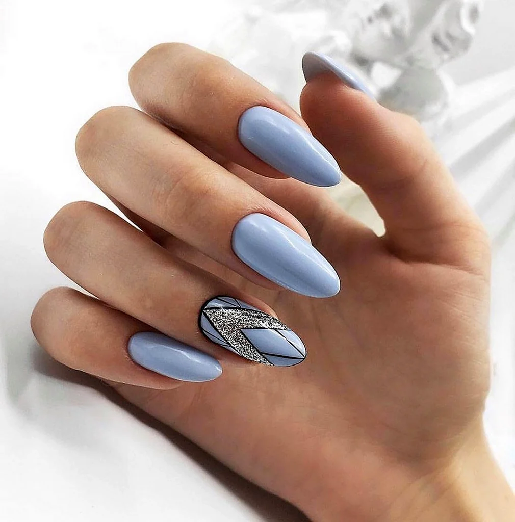 Голубой маникюр