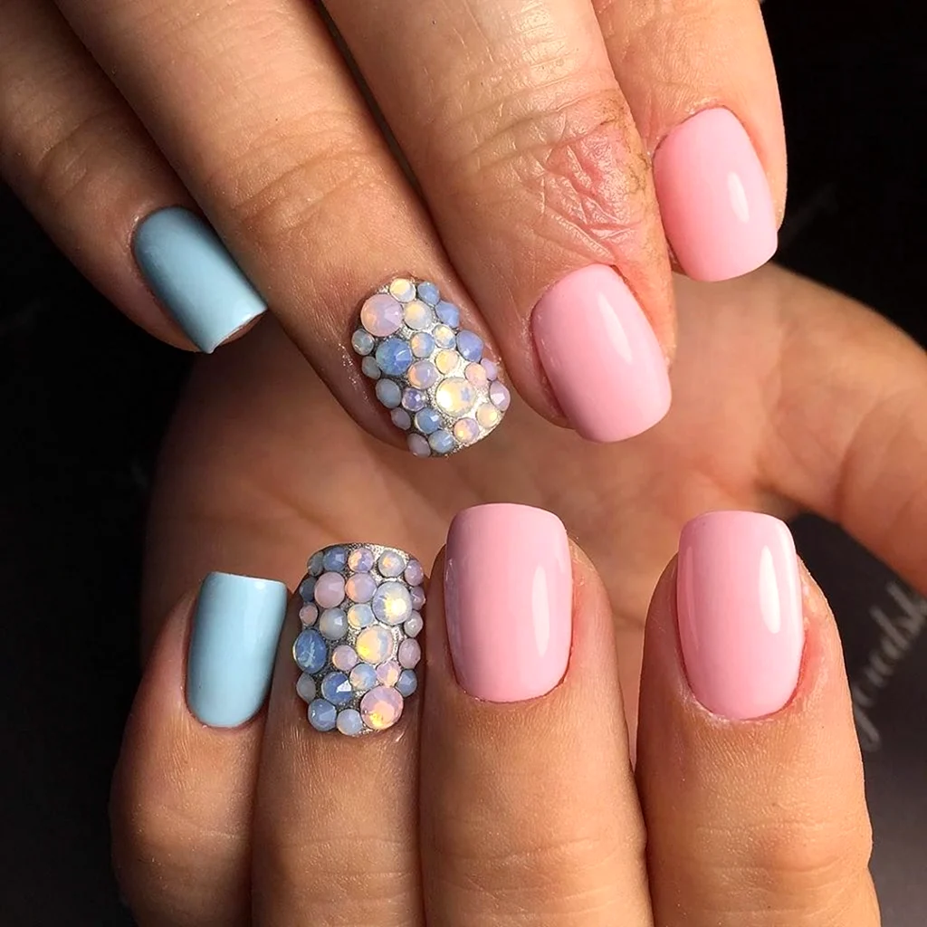 Летний маникюр в пастельных тонах