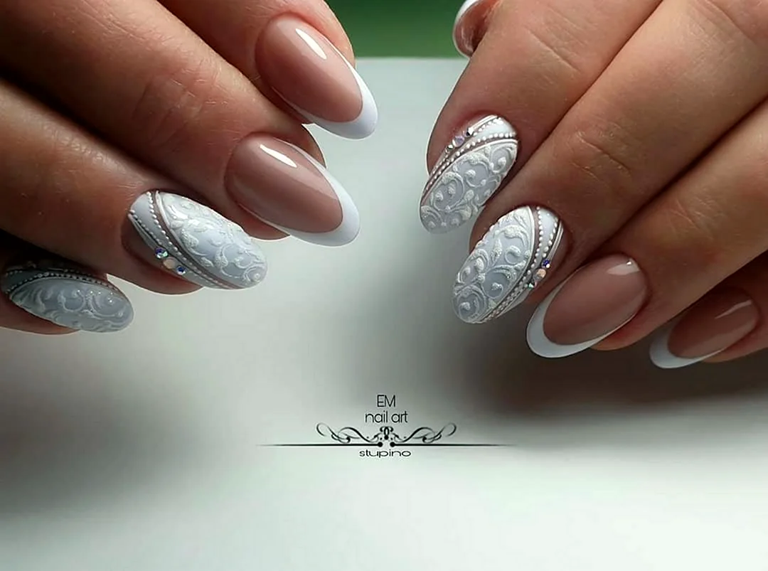 Белый новогодний маникюр с втиркой