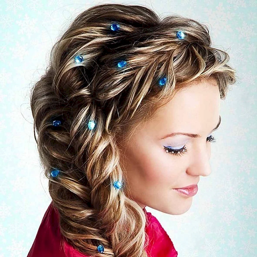 Праздничные косы на средние волосы