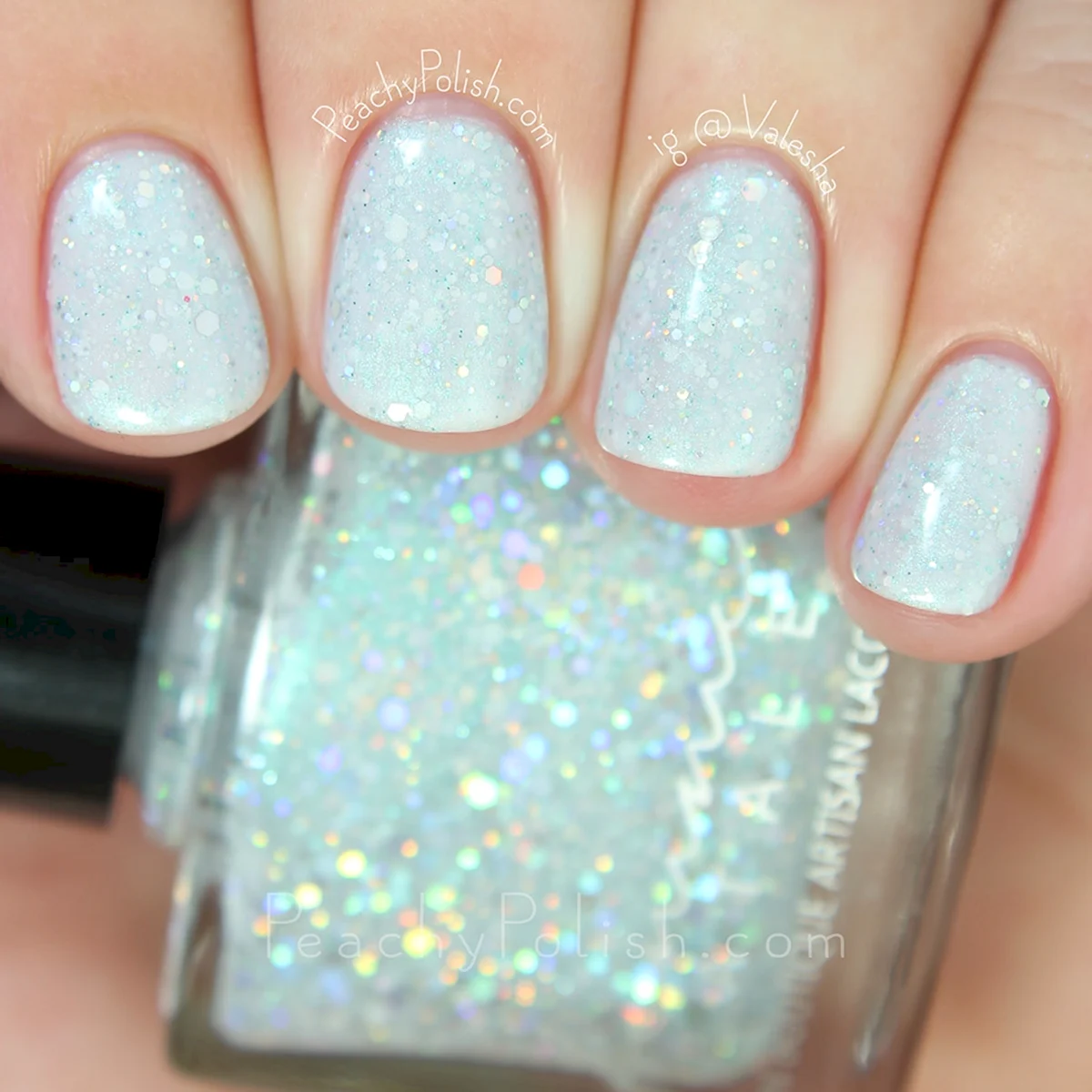 Голубой маникюр с блестками