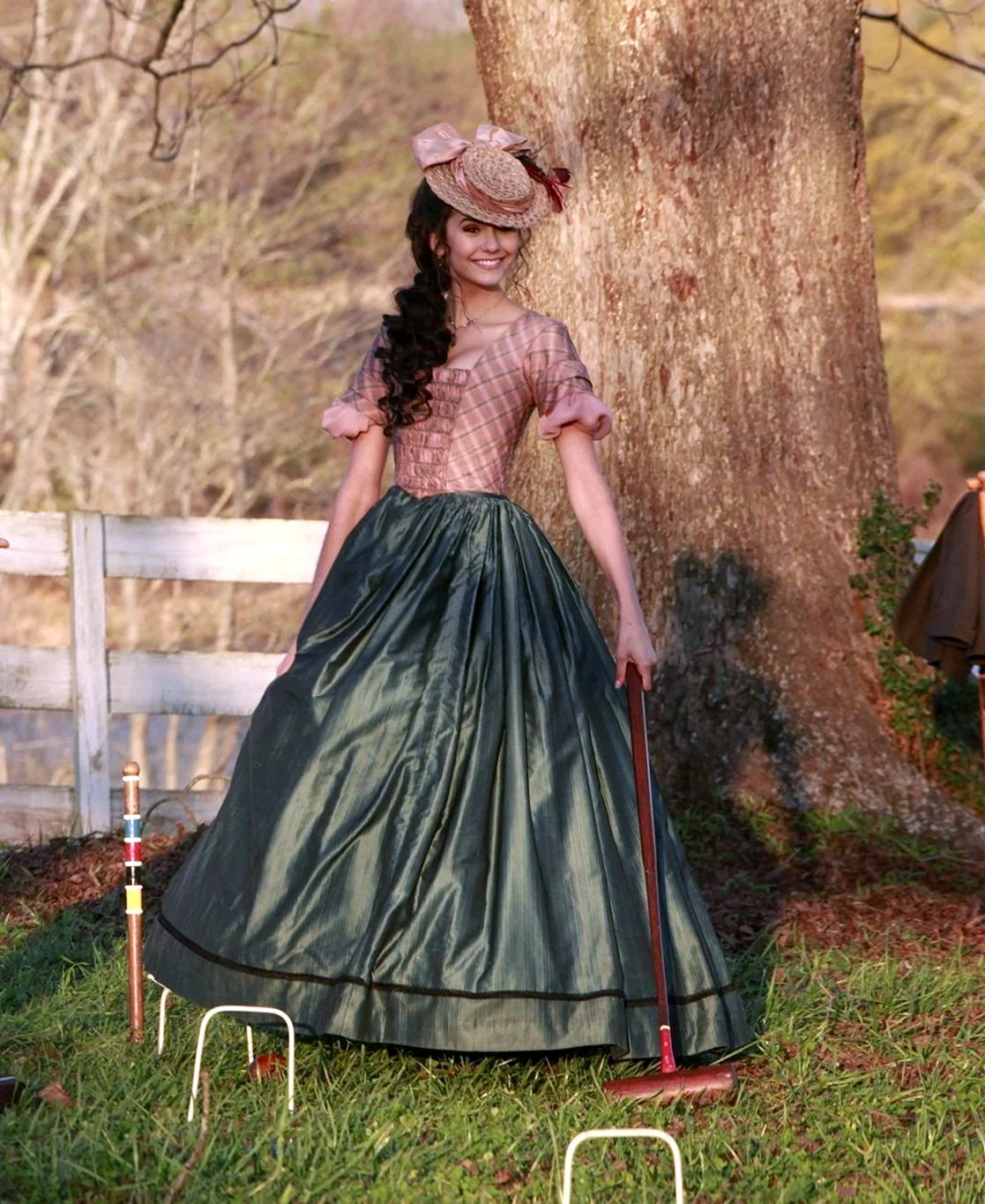 Дневники вампира Кэтрин Пирс в платье