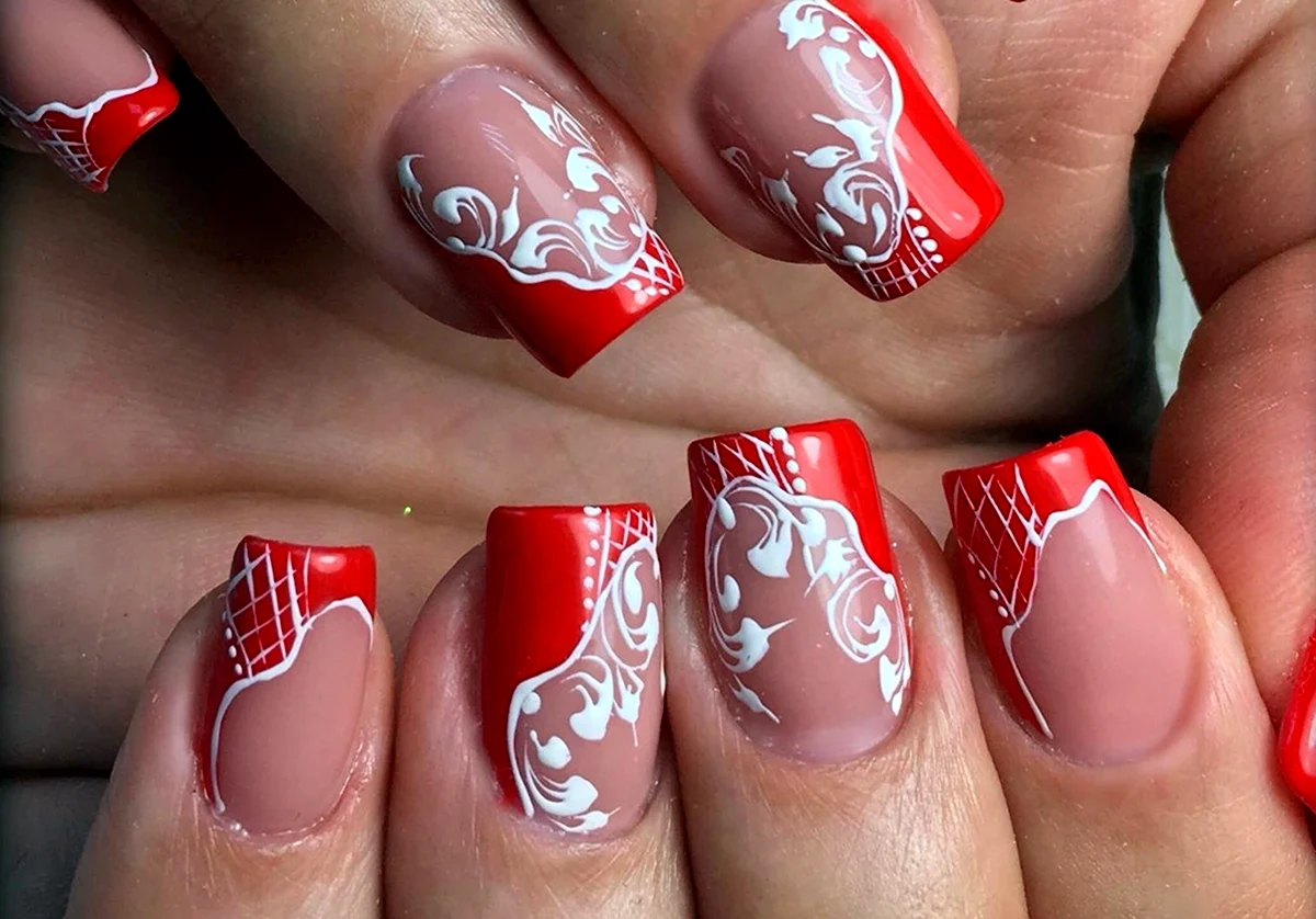 Маникюр красный френч с рисунком