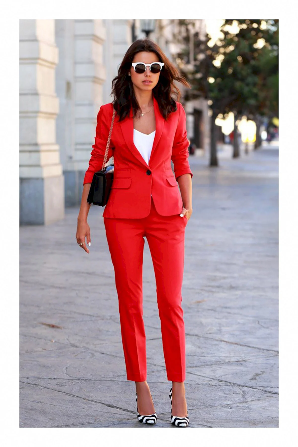Красный брючный костюм женский