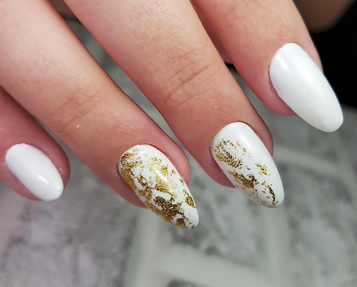 Маникюр белый с золотом
