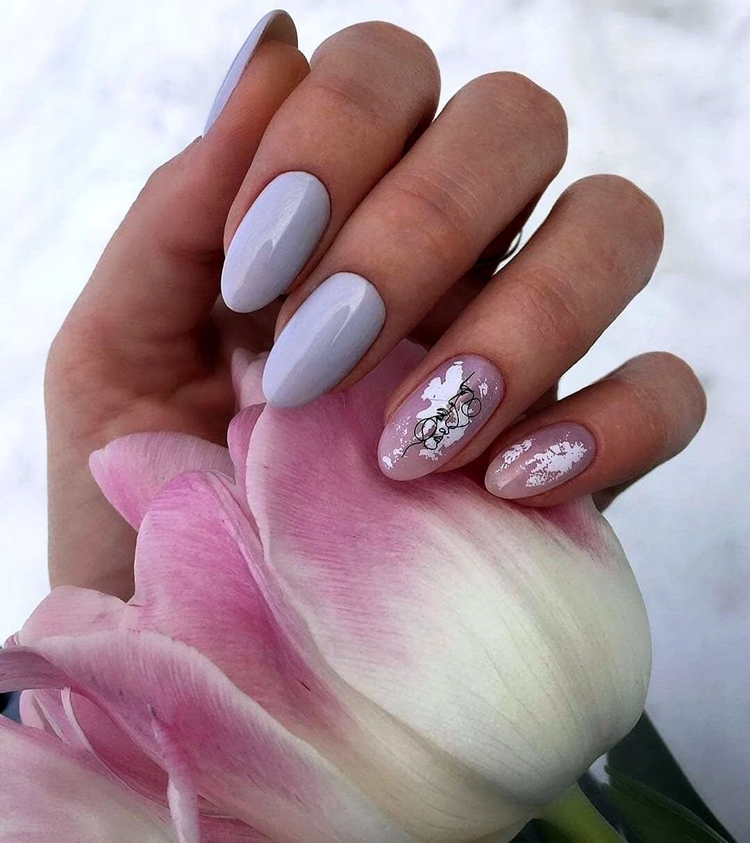 Светлый маникюр