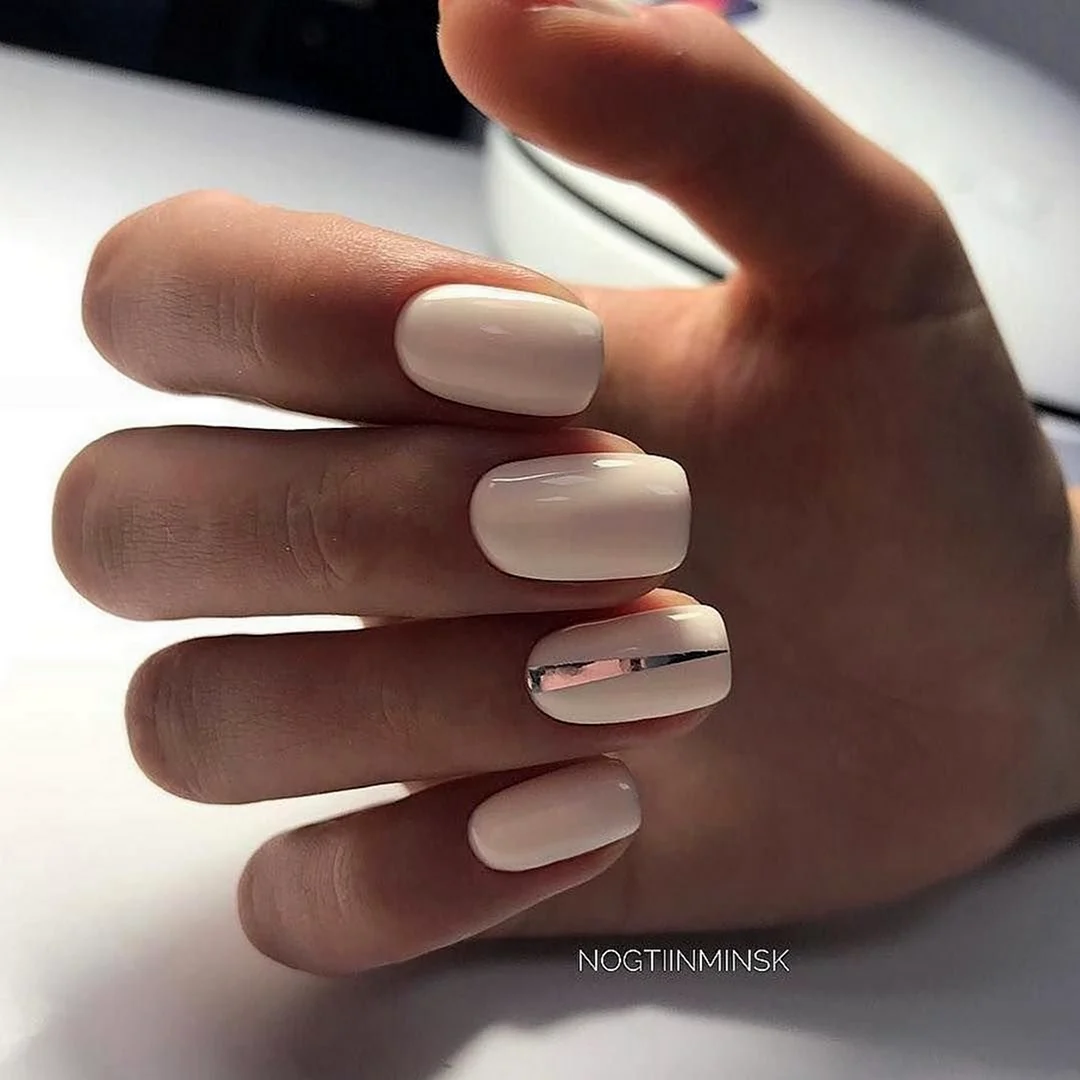 Молочный маникюр с полосками