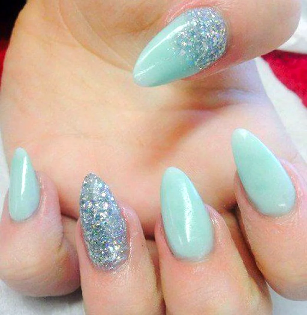 Мятный маникюр на миндалевидных ногтях