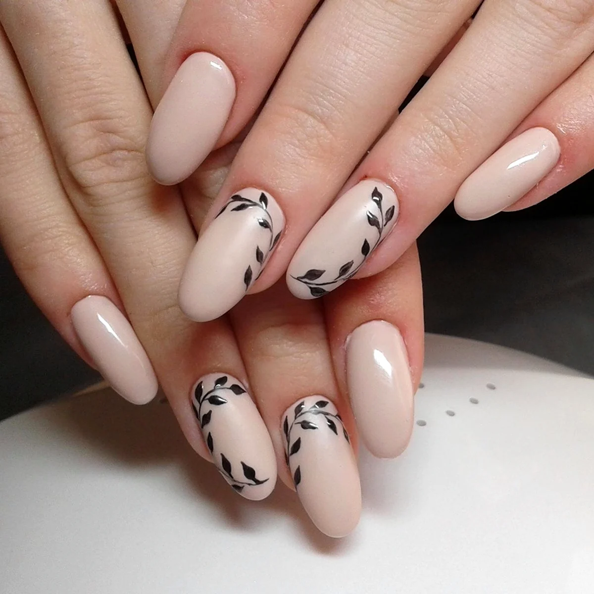 Веточки на ногтях