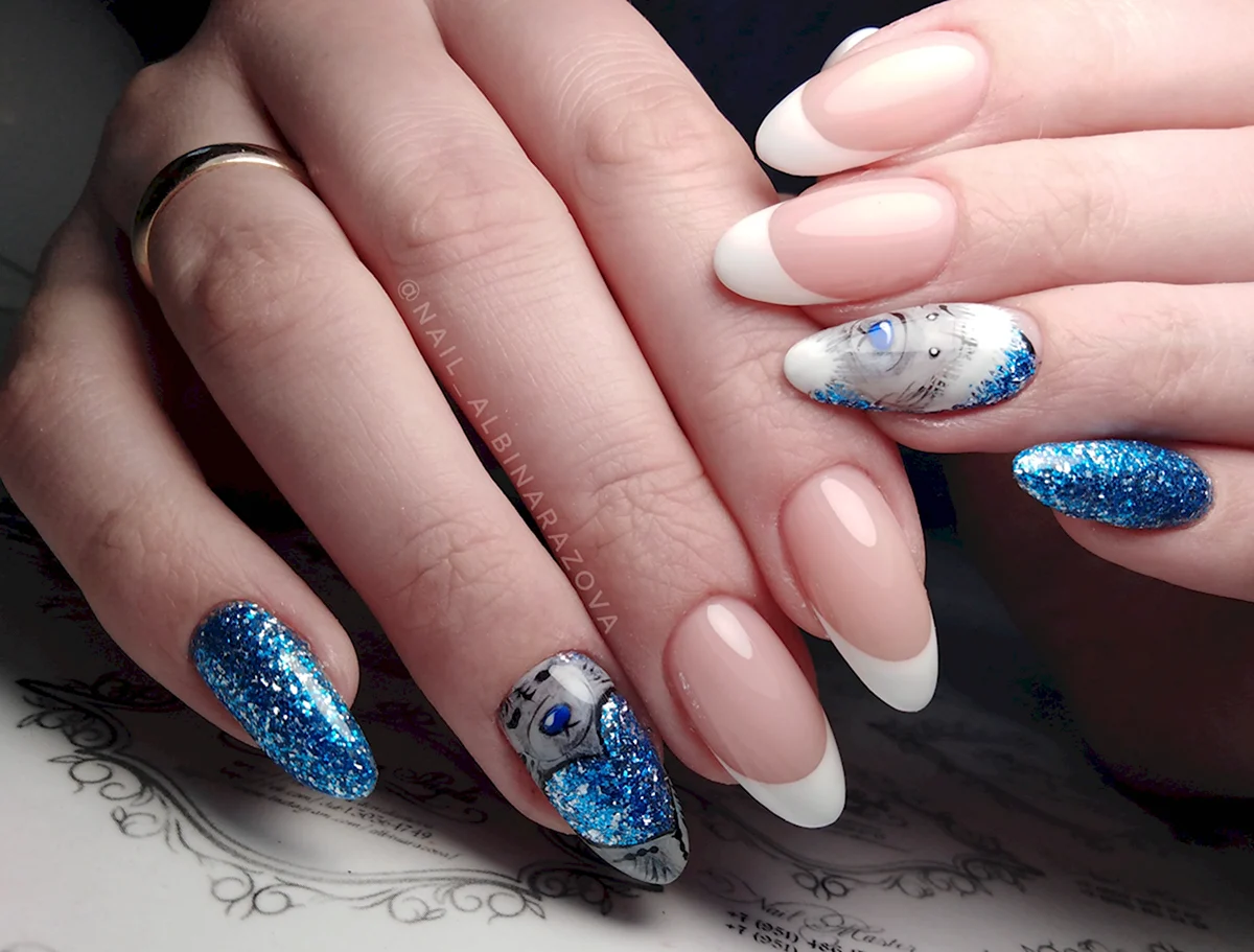 Голубой маникюр с блестками