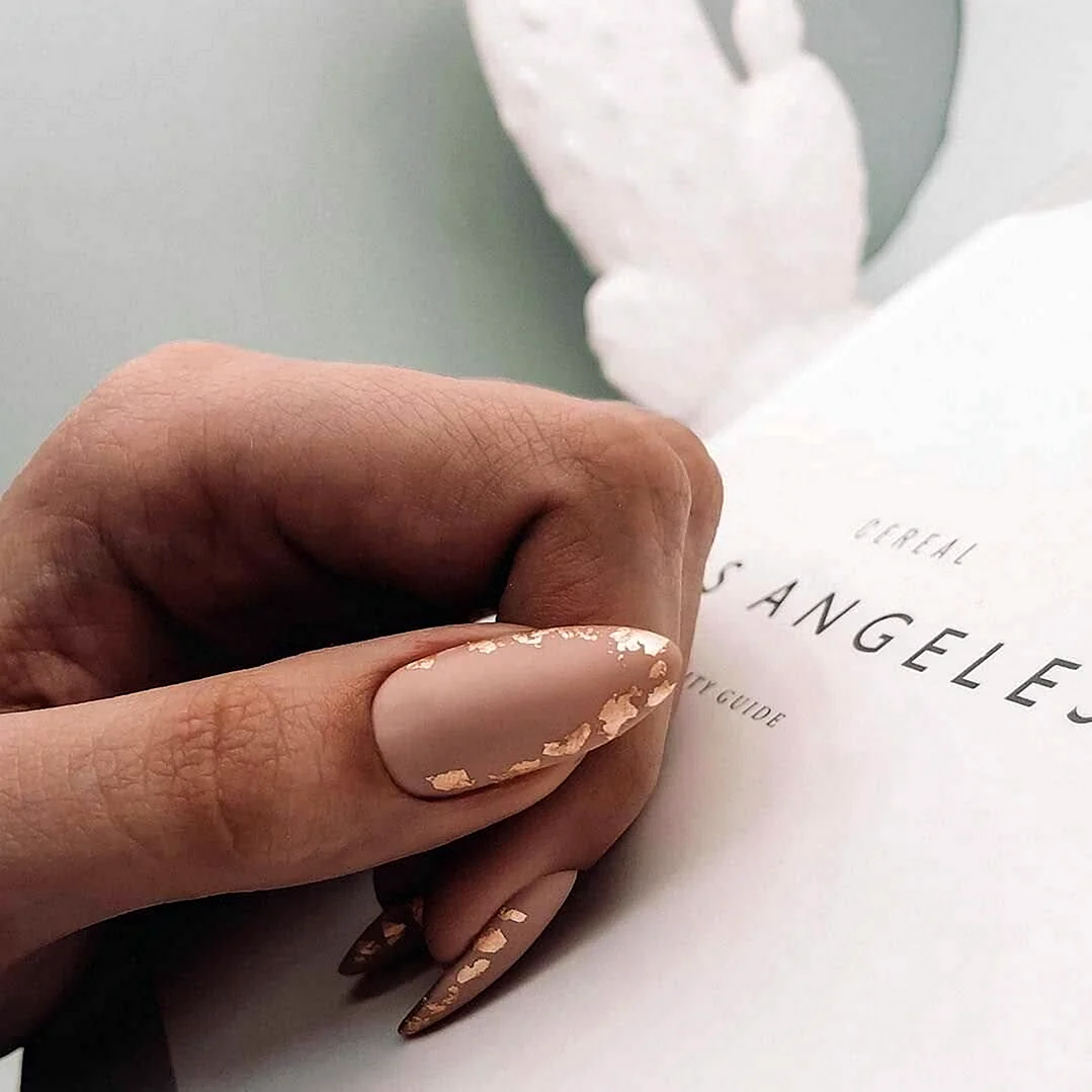 Маникюр нюд миндаль с золотой фольгой