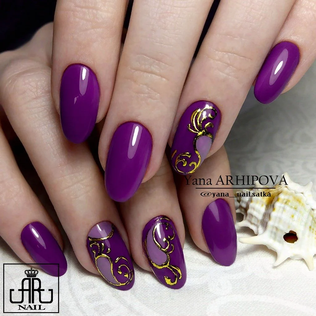 Маникюр сиреневый с золотом