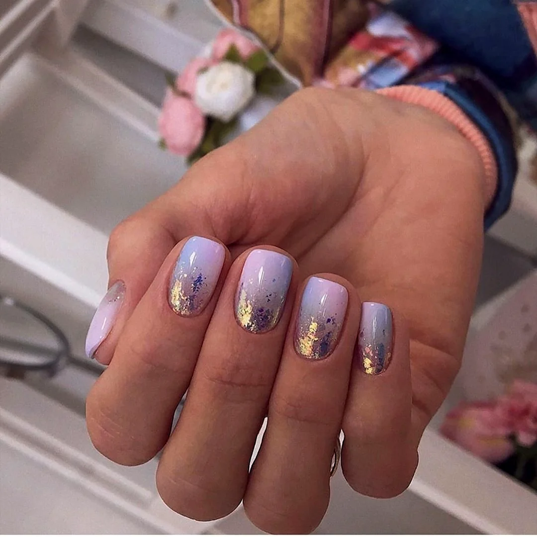 Маникюр с фольгой на короткие ногти