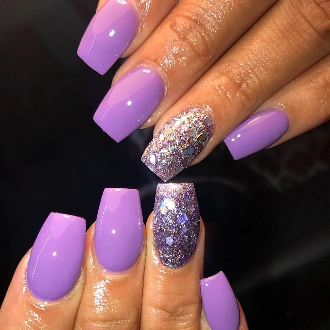 Фиолетовый маникюр с блестками