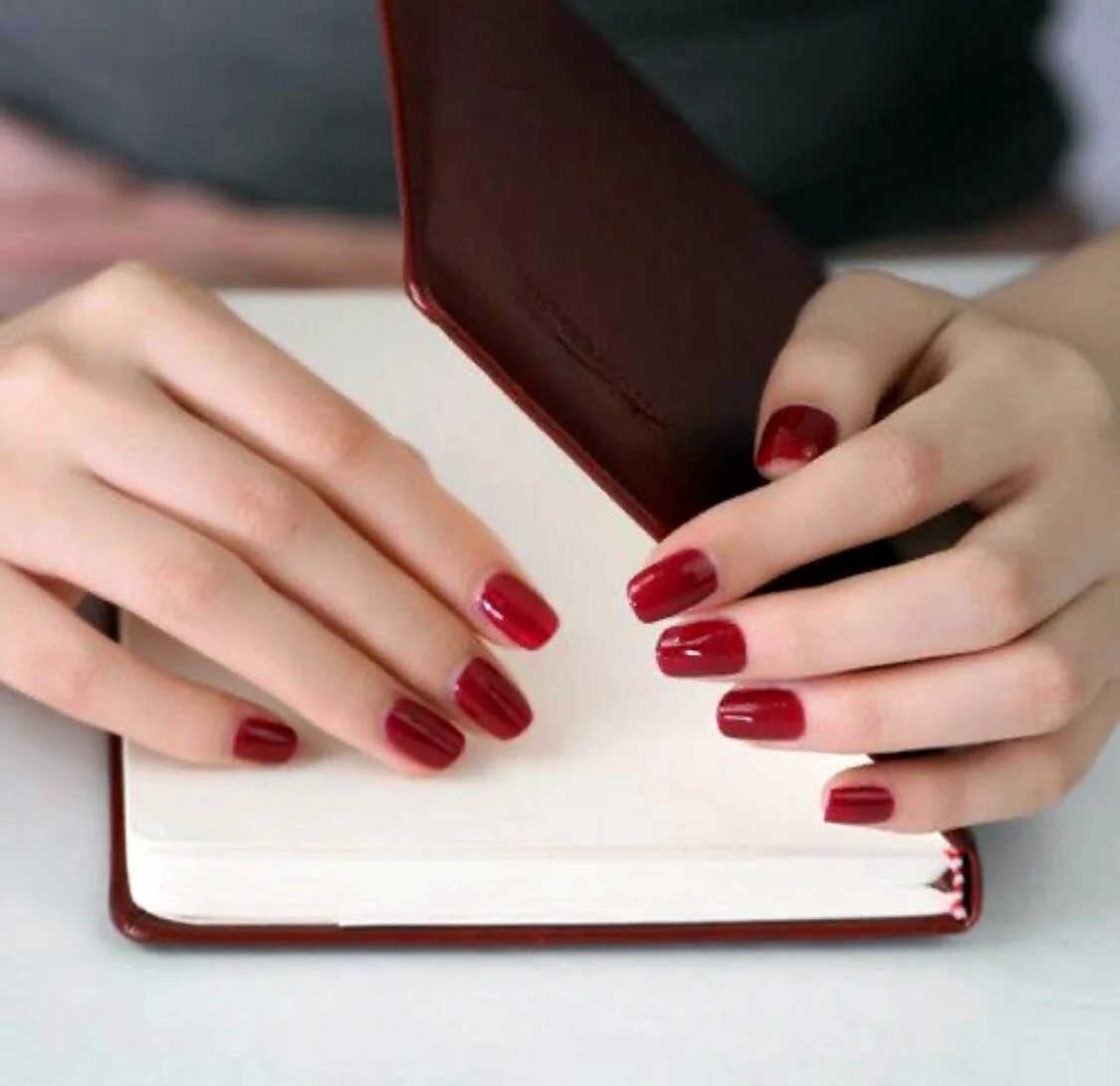 Красивый стол для маникюра