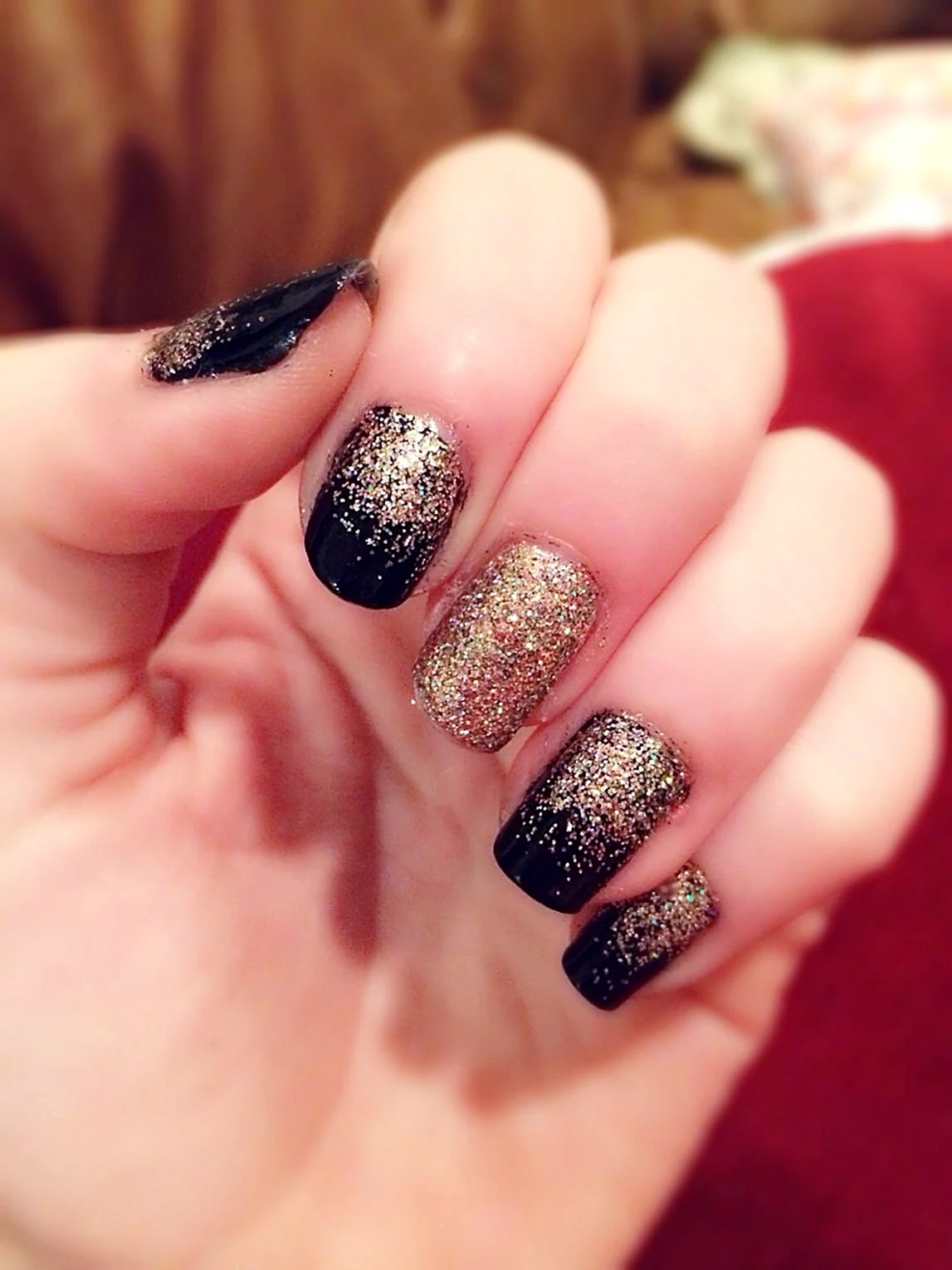 Маникюр черный с золотыми блестками