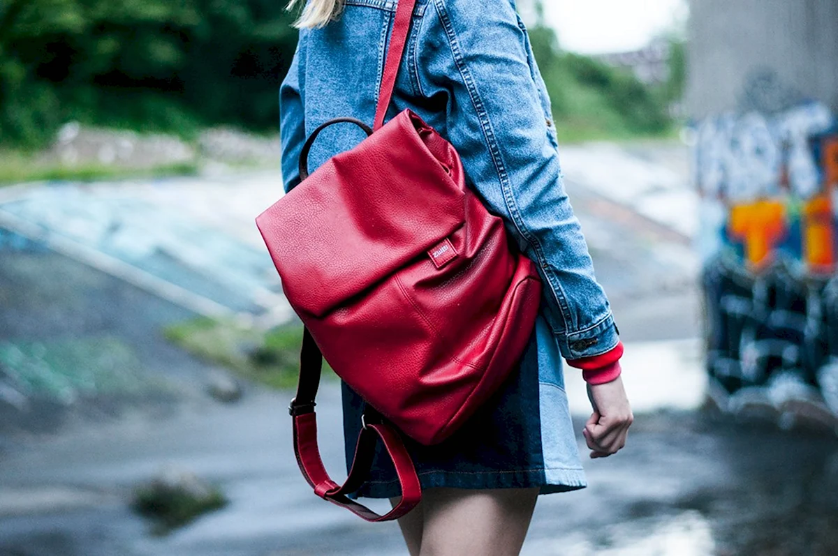 Девушка с рюкзаком