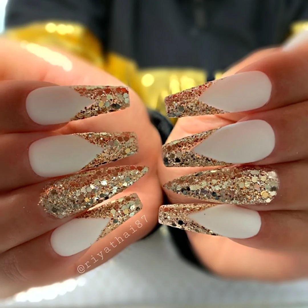 Маникюр с золотом 2022 миндаль