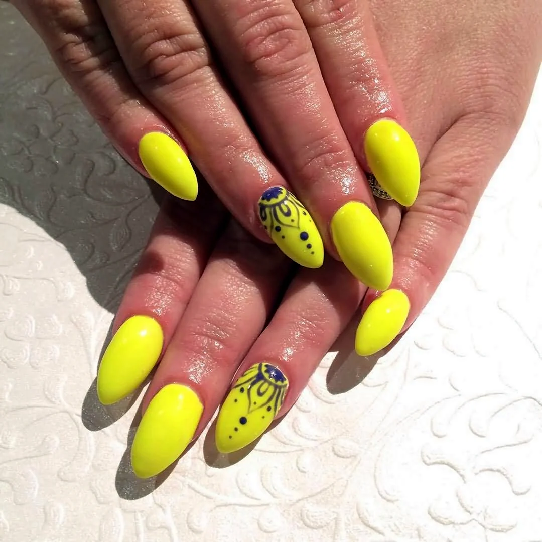 Ярко жёлтые ногти