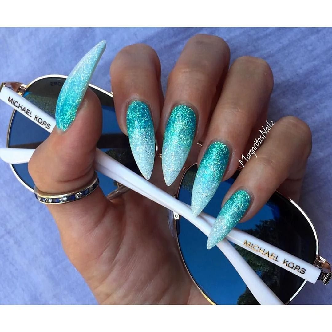 Бирюзовый маникюр с блестками