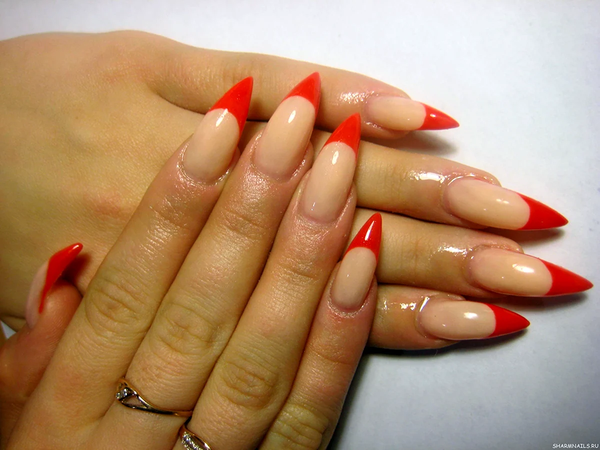 Красный френч на острых ногтях