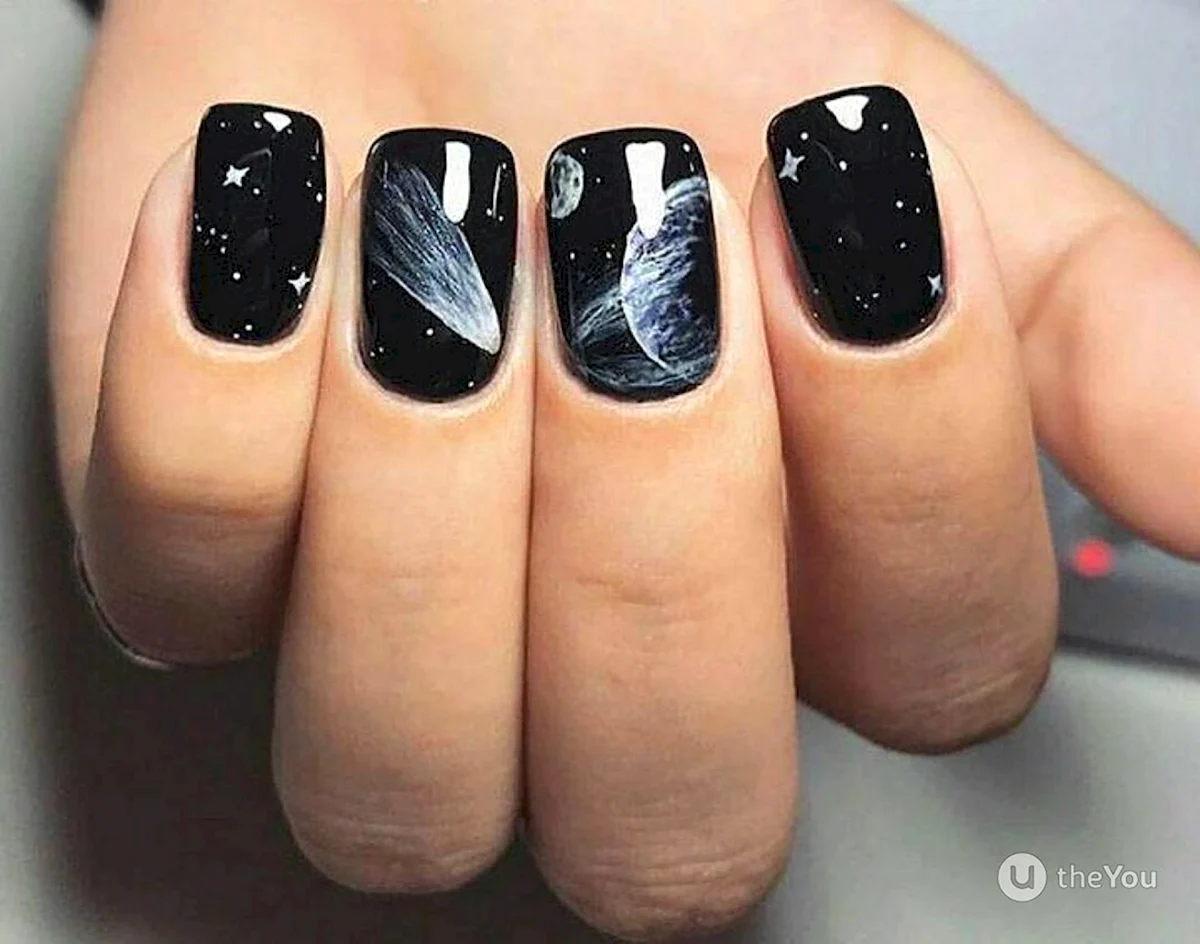 Чёрные ногти с созвездиями