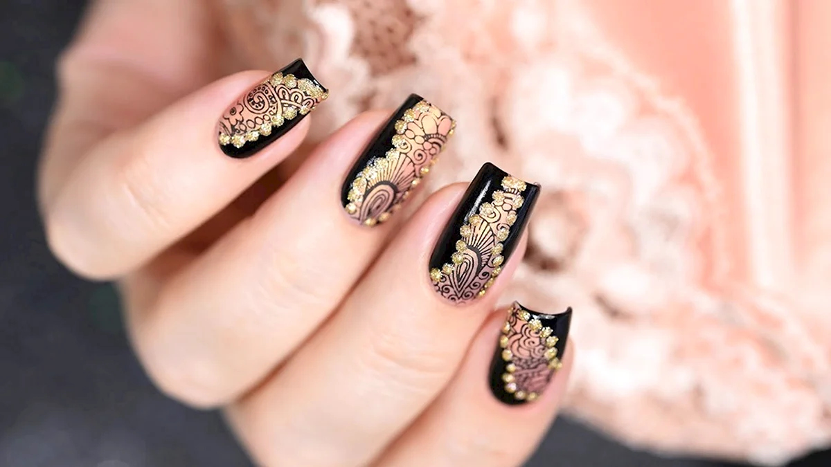 Маникюр черный с золотым узором