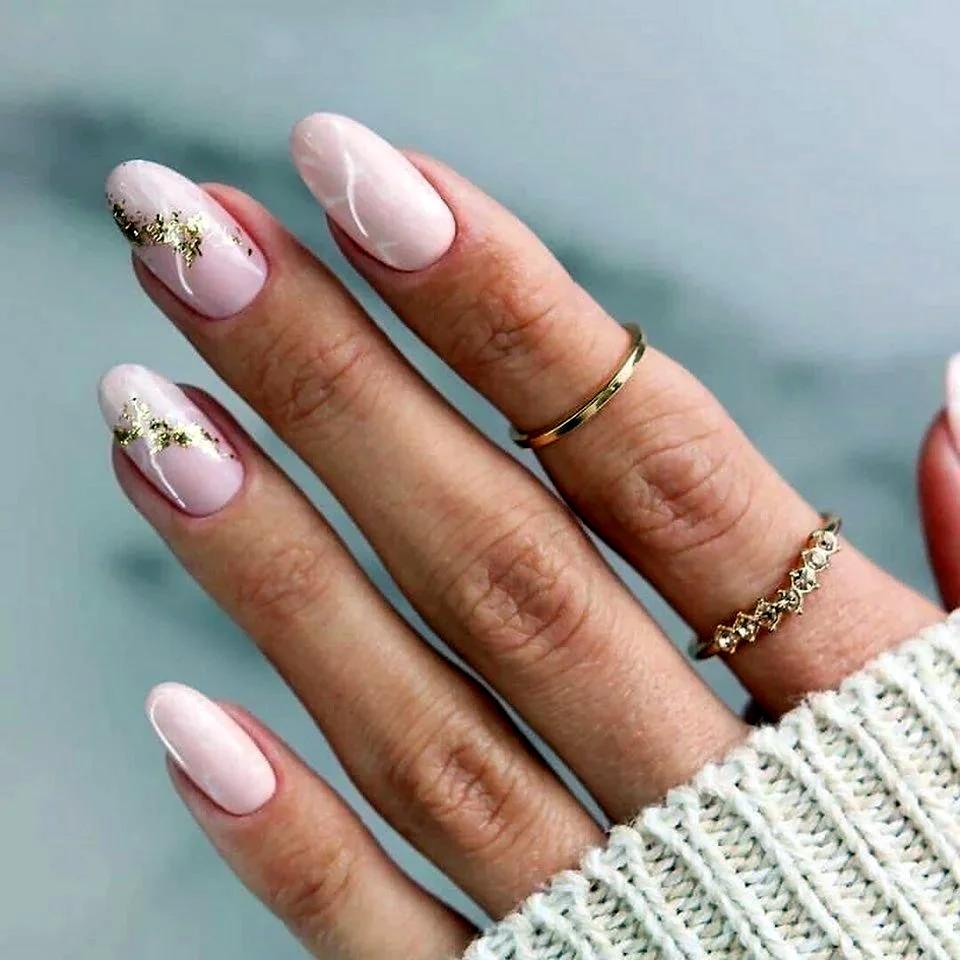 Нежный маникюр на овальные ногти с дизайном
