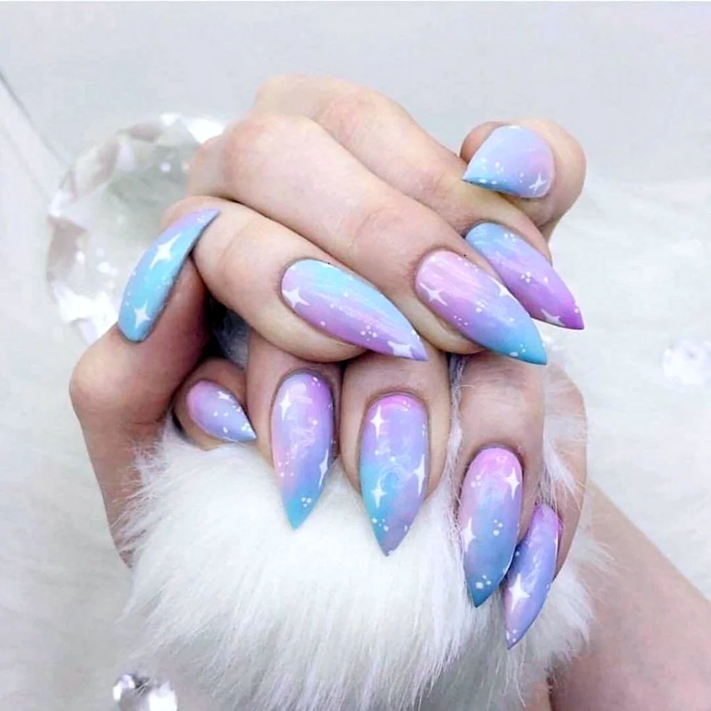 Голубой градиент маникюр миндаль