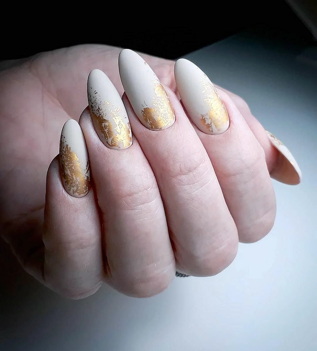 Маникюр молочный с золотой поталью миндаль