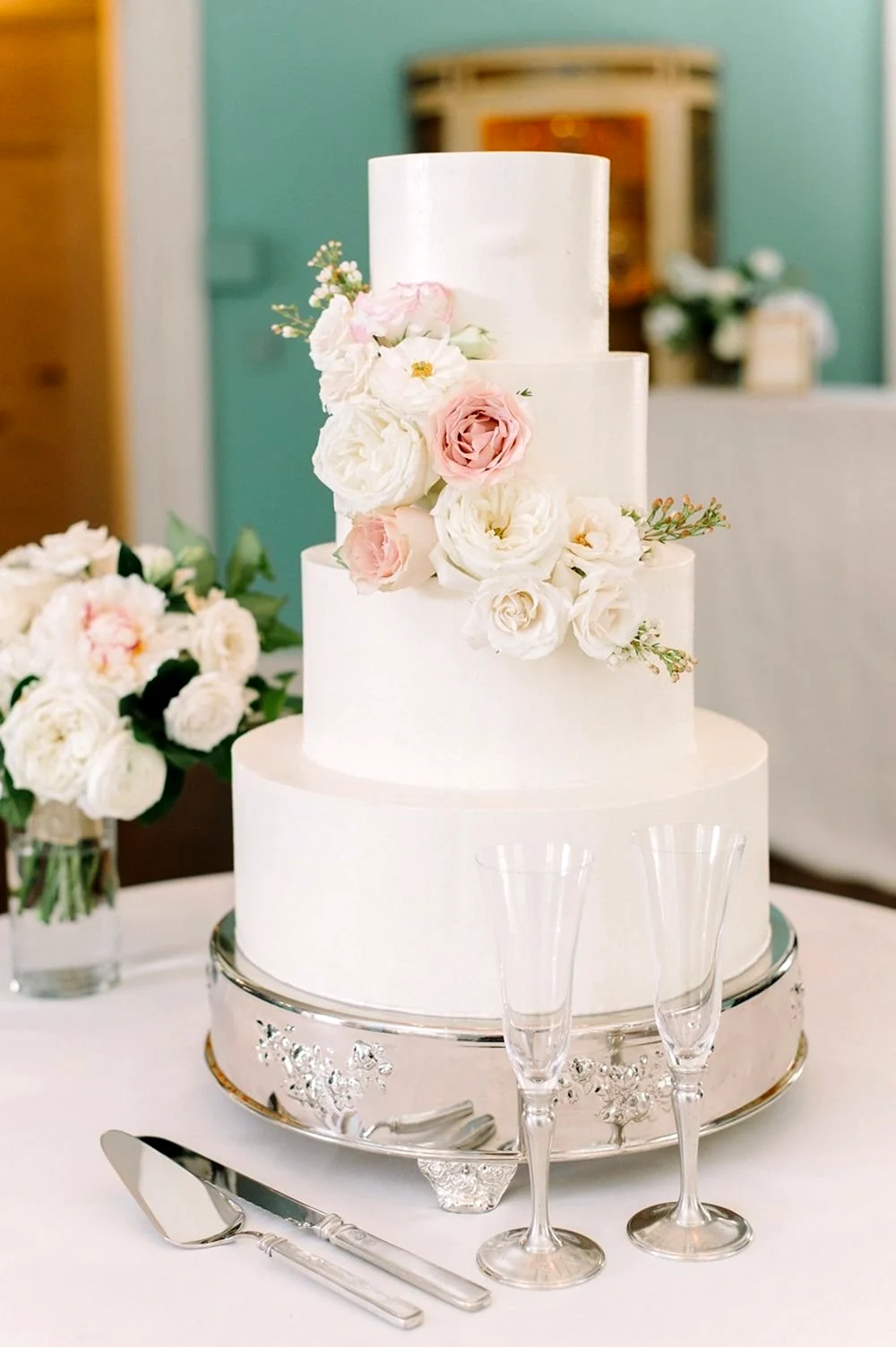 Свадебный торт трехъярусный белый