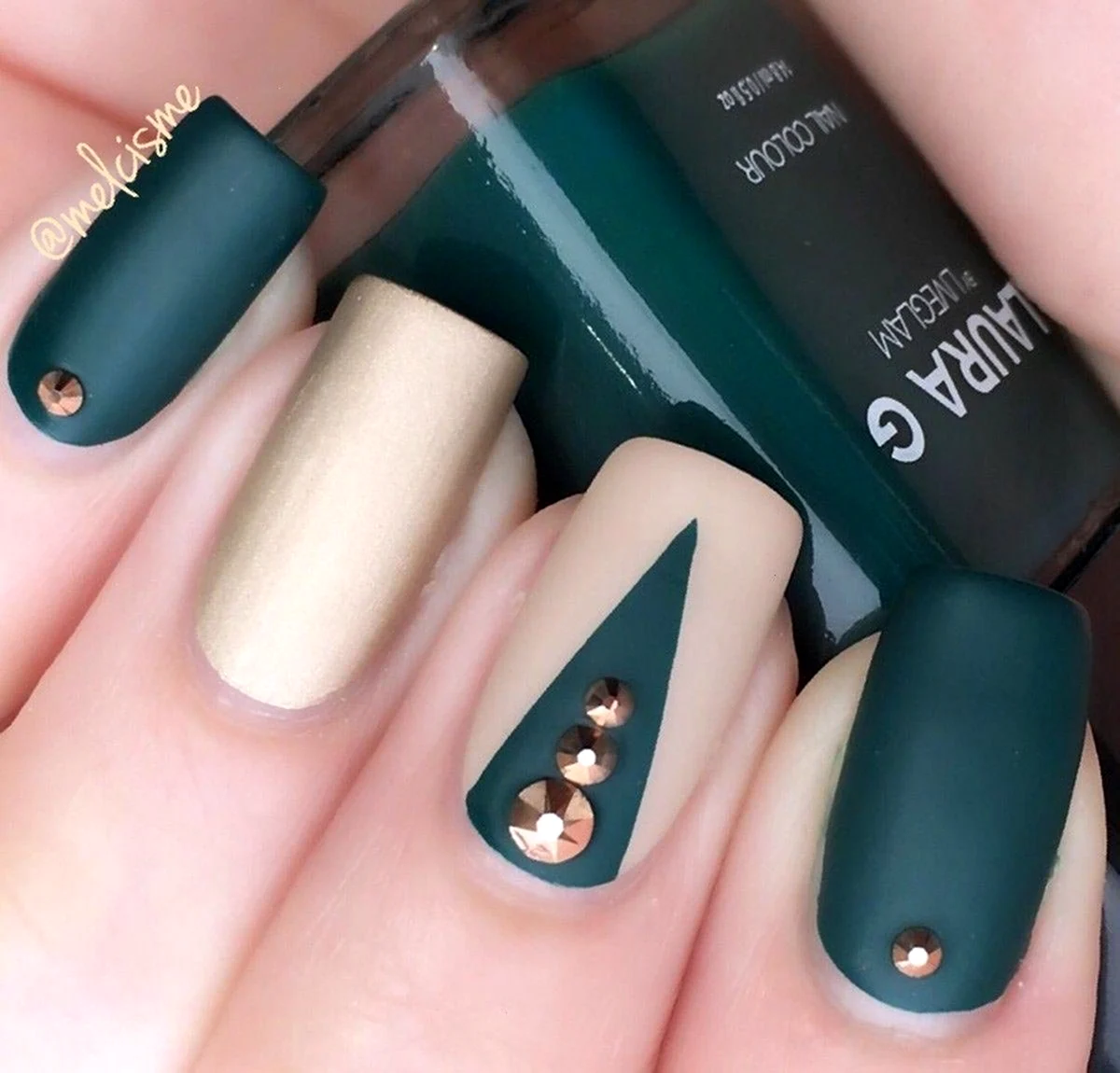 Маникюр темно-зеленый с бежевым