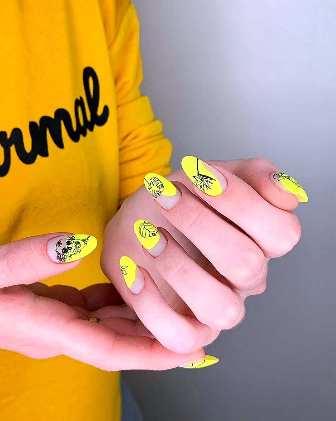 Жёлтый маникюр с наклейками