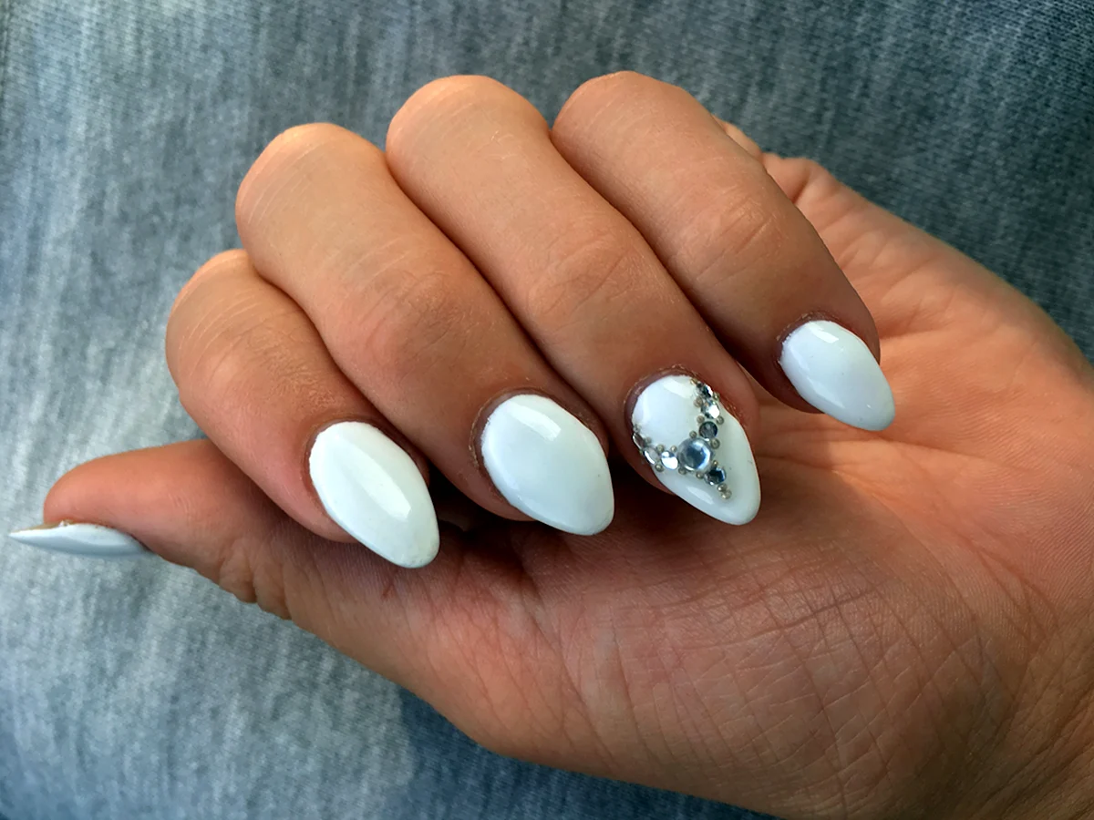 Белые ногти миндаль