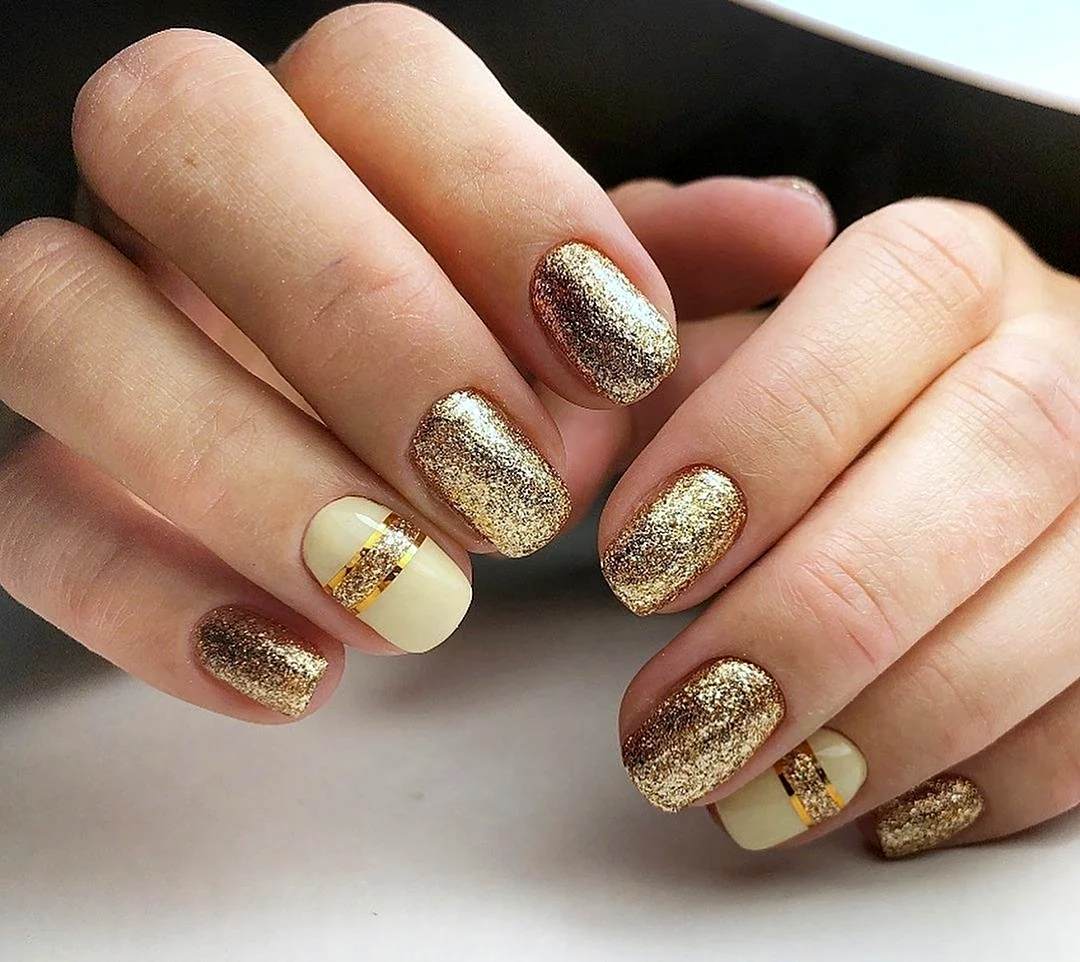 Маникюр золото