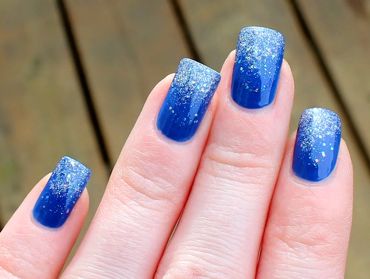 Ногти синие с блестками