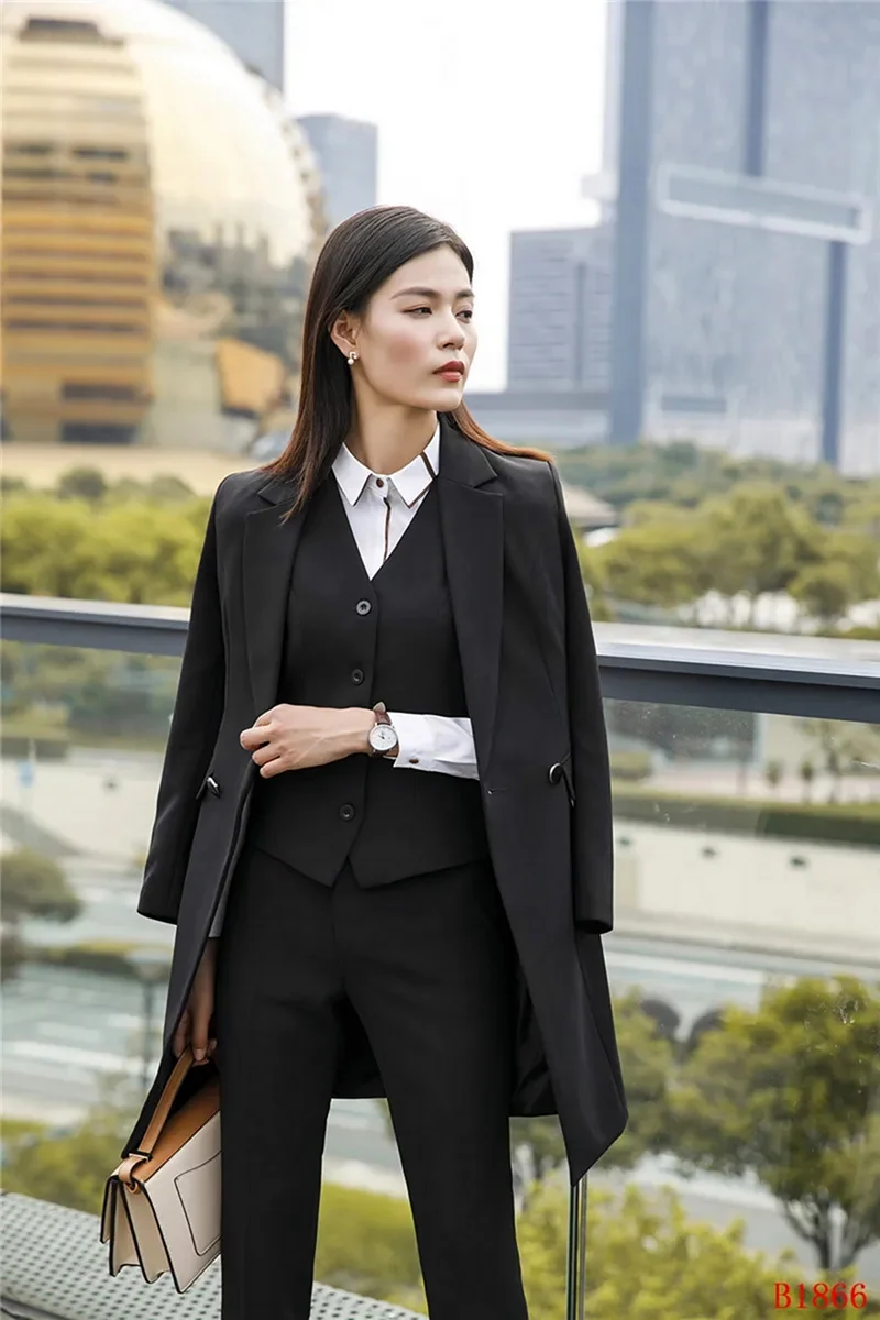 Девушка в деловом костюме