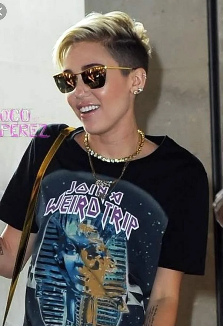 Майли Сайрус короткая стрижка 2013