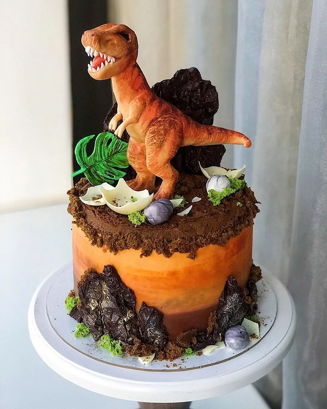 Торт с динозаврами и ягодами